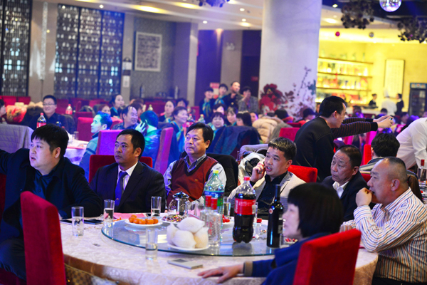 河南恒辉置业集团2014年联欢暨表彰大会隆重举行